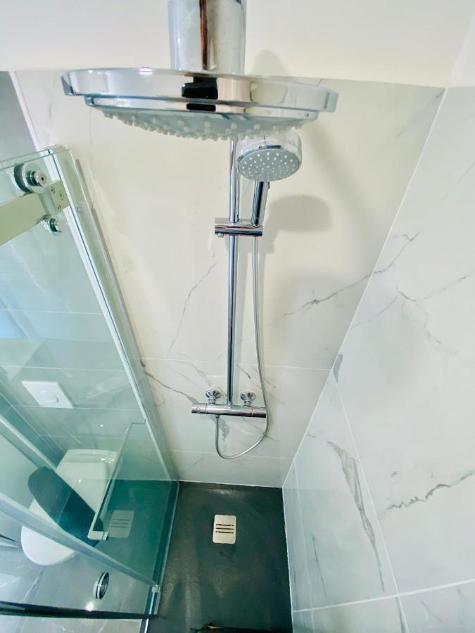 Lovely Apartment Heart Of Golden Square Fiber Wifi Nice Exteriör bild